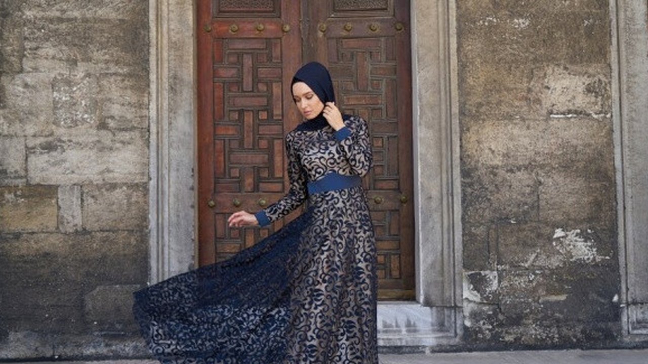 Ilustrasi model gamis brokat ( freestockcenter/freepik)