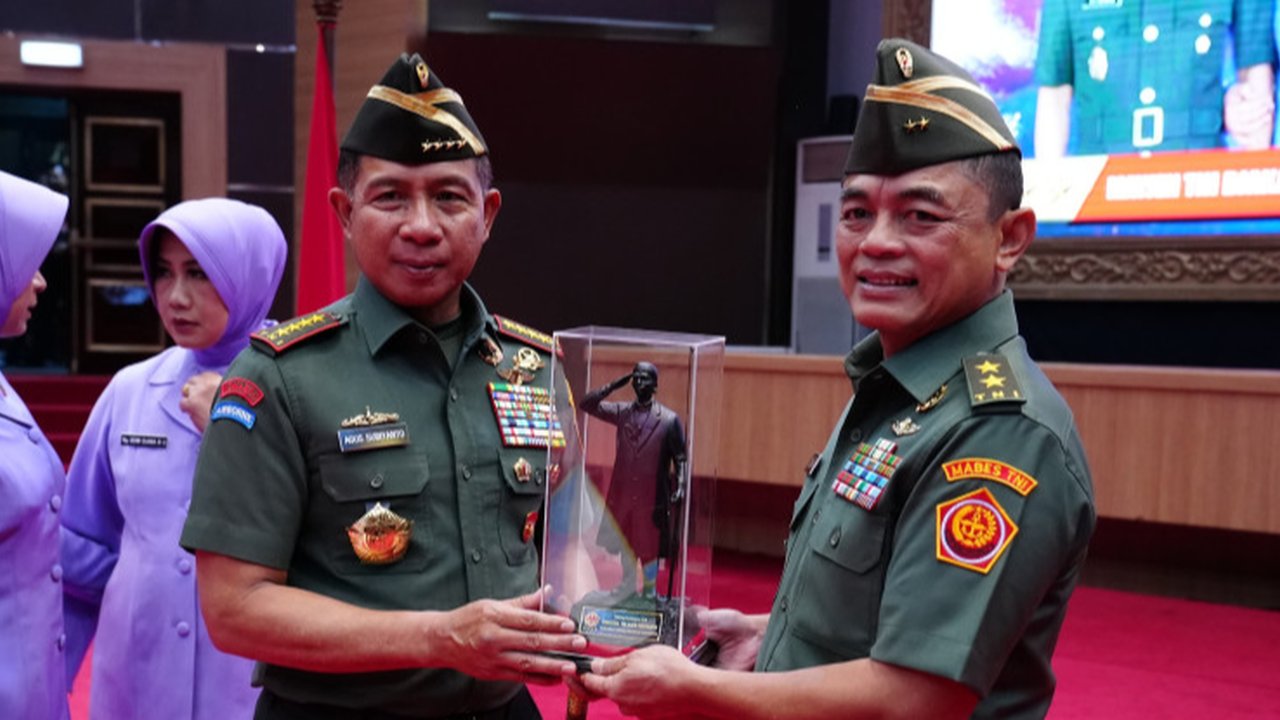 Menteri Keuangan (Menkeu) Sri Mulyani Indrawati resmi melantik Letjen Djaka Budi Utama sebagai Dirjen Bea dan Cukai menggantikan Askolani. Pelantikan berlangsung secara tertutup di kantor Kem