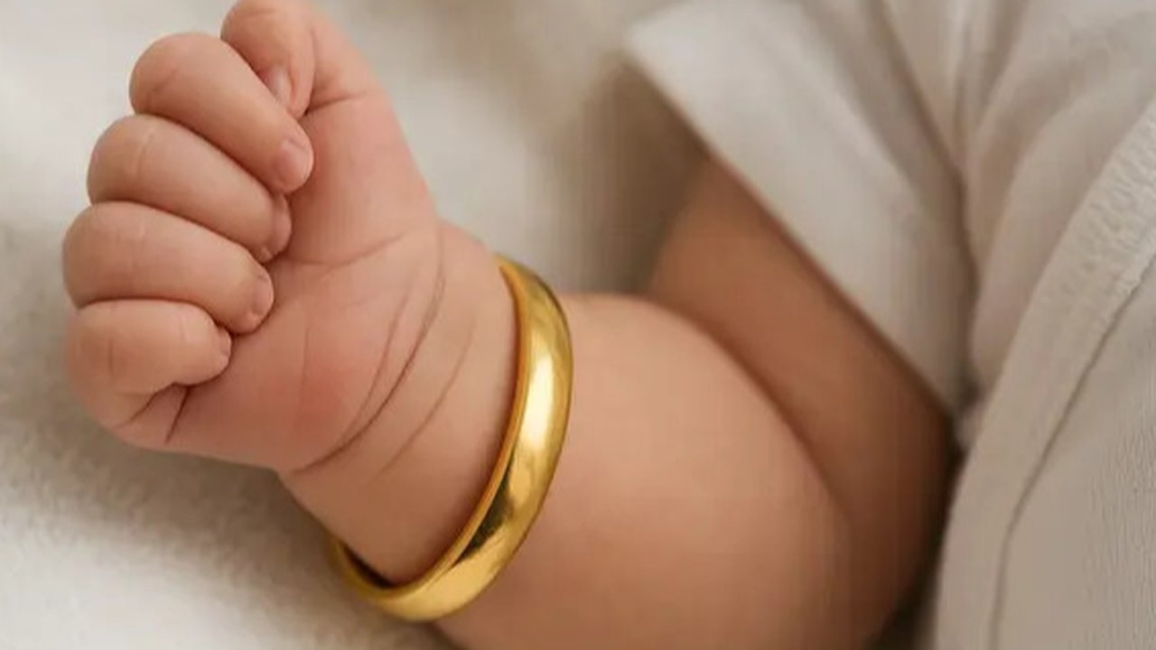 Gelang Emas untuk Bayi Baru Lahir (Foto: ChatGPT)