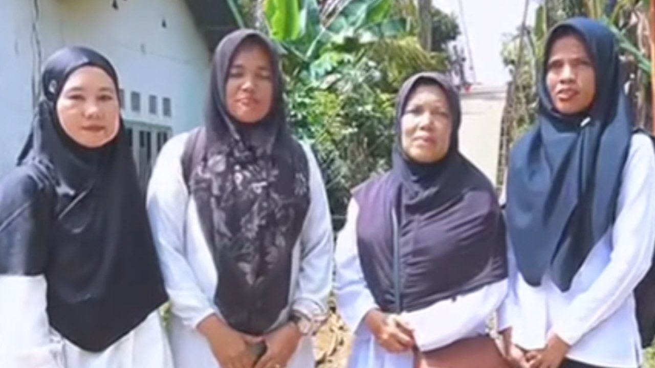 Pemkab Merangin, Jambi, sedang memperbaiki jembatan gantung di Desa Limbur yang rusak dan meminta warga menggunakan jalur alternatif sementara perbaikan berlangsung.