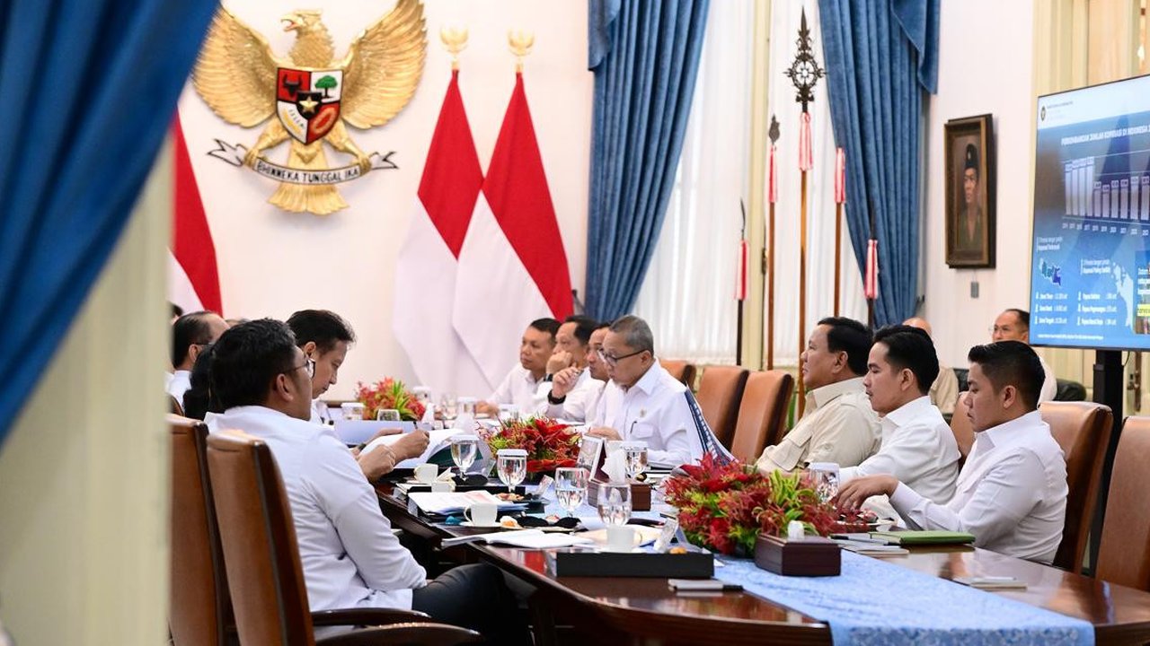 Presiden Prabowo Subianto memimpin rapat terbatas percepatan hilirisasi nasional bersama sejumlah menteri Kabinet Merah Putih di Hambalang, Kabupaten Bogor, Minggu (16/3/2025). (Foto: Muchlis Jr - Biro Pers Sekretariat Presiden)