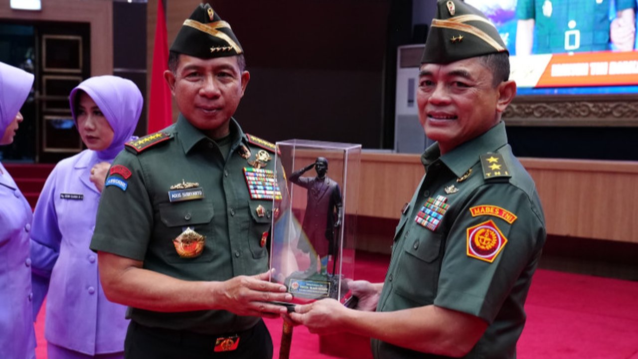 Letjen Djaka Budi Utama dan Panglima TNI Agus Subiyanto