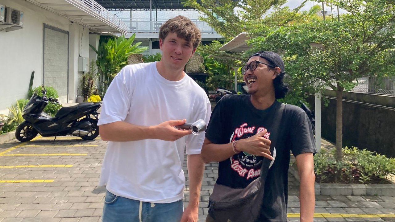 Ole Romeny tak hanya jago mencetak gol di lapangan hijau, tetapi juga memiliki pesona yang menarik perhatian di luar lapangan. Lahir di Nijmegen, Belanda, pada 20 Juni 2000, Ole, atau lengkap