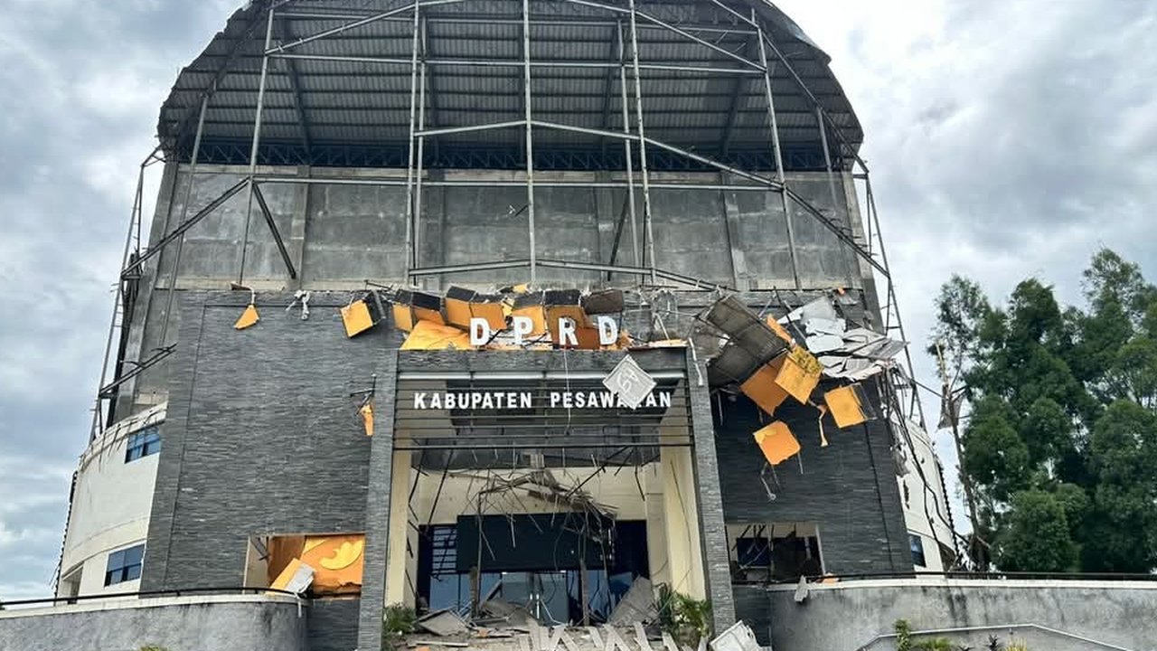 Gedung DPRD Pesawaran Hancur hingga Temboknya Rontok