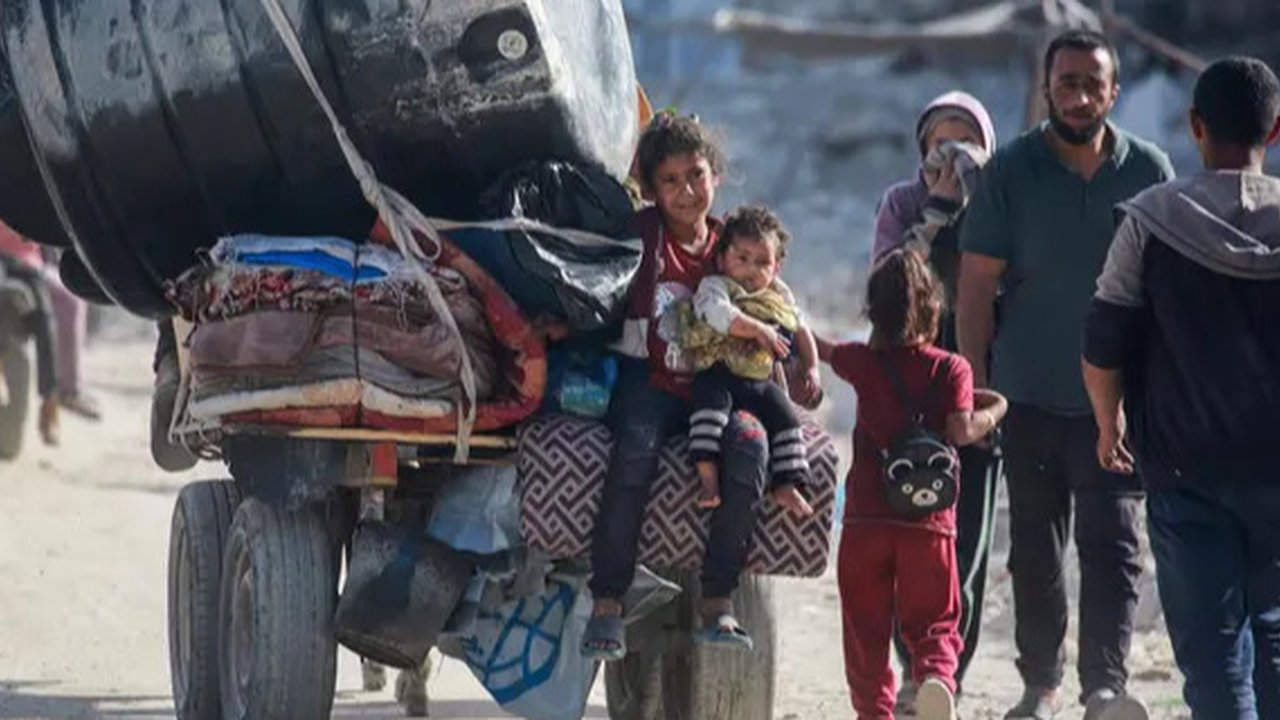 Sementara itu, di wilayah Gaza selatan, militer Israel menyerukan evakuasi bagi warga Palestina di sekitar kota Khan Yunis menjelang apa yang disebut sebagai serangan yang belum pernah terjadi sebelumnya. (Bashar TALEB/AFP)