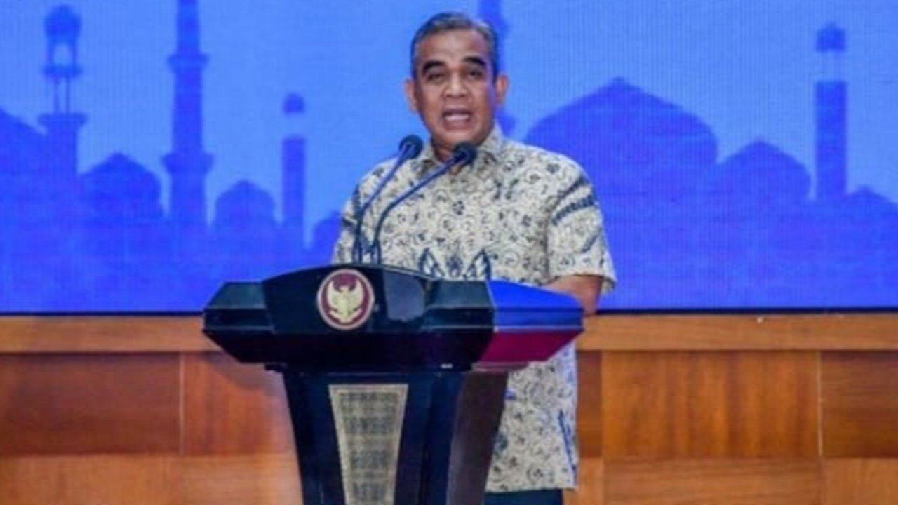 Polda Metro Jaya berkolaborasi dengan pihak terkait membersihkan dan mengubah posko ormas di Matraman, Jakarta Timur, menjadi pos kamling untuk meningkatkan keamanan dan ketertiban.