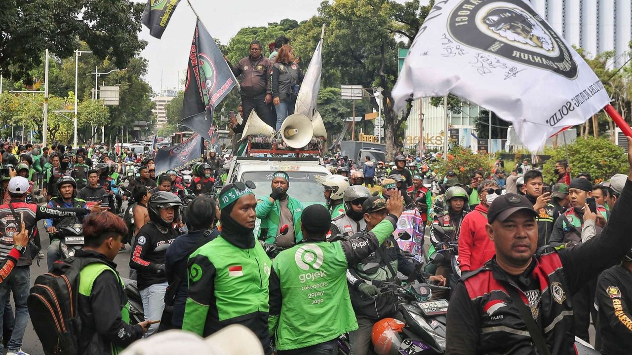 Ekspresi Mensesneg Prasetyo Hadi sempat berbeda ketika menemui dan berbicara langsung dengan pengunjuk rasa dari atas mobil. (Liputan6.com/Helmi Fithriansyah)