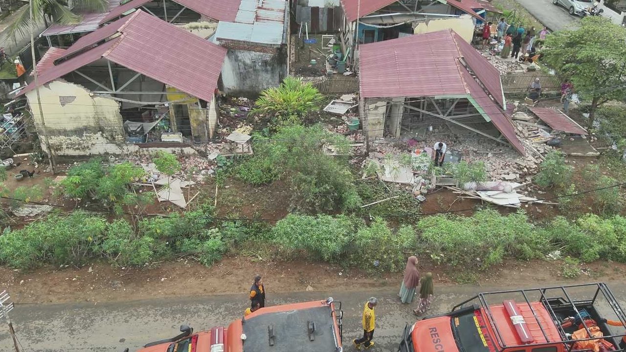 Petugas Basarnas melakukan penanganan bangunan rusak akibat gempa bermagnitudo 6.3 di Kelurahan Betungan, Provinsi Bengkulu, pada Jumat (23/5/2025).