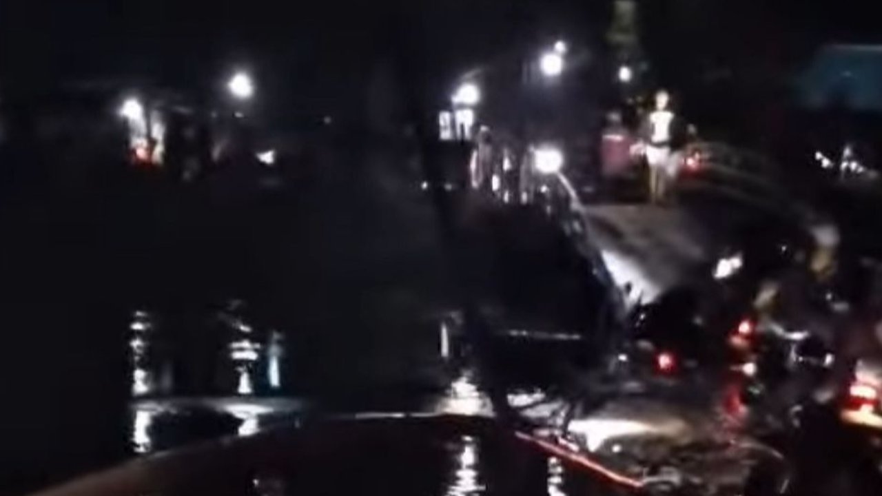 Jembatan Apung di Bandung Patah Saat Dilintasi Pemotor