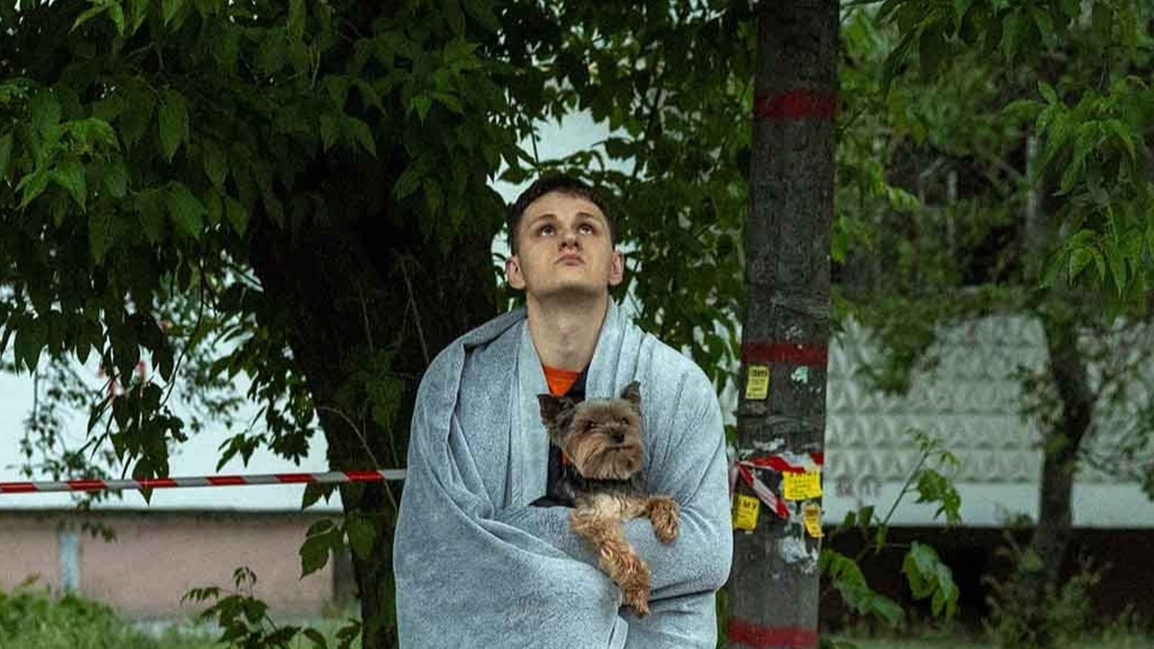 Warga berdiri di luar apartemen  usai serangan pesawat drone militer Rusia di Kyiv, Ukraina, Sabtu (24/05/2025).