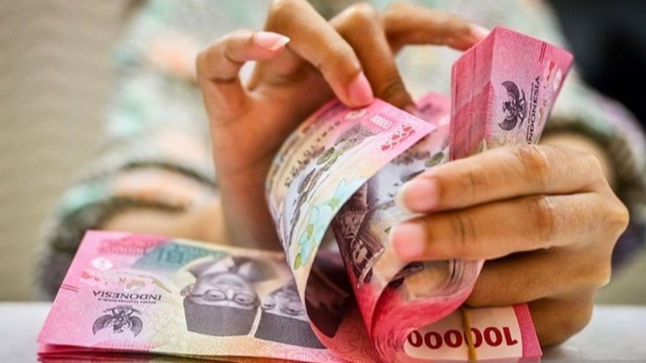 Rupiah berpotensi menguat terhadap dolar AS setelah Moody's menurunkan peringkat utang Amerika Serikat yang memicu pelemahan mata uang Paman Sam.