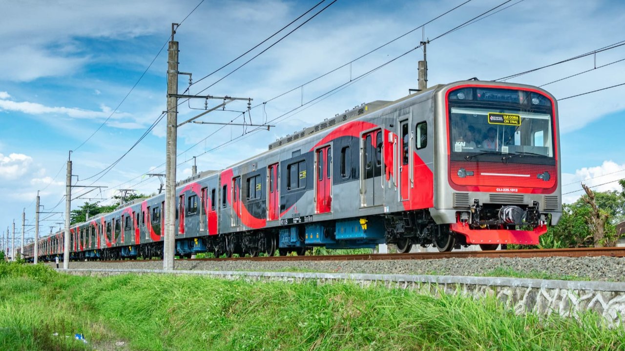 Gerbong Harapan Pekerja Jakarta di Rel yang Tak Menyatu