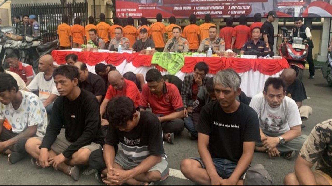 Polda Metro Jaya menangkap 19 anggota ormas yang diduga melakukan pungutan liar pengelolaan parkir liar di Wisma Atlet, Jakarta Utara, dengan omzet mencapai Rp90 juta per bulan.