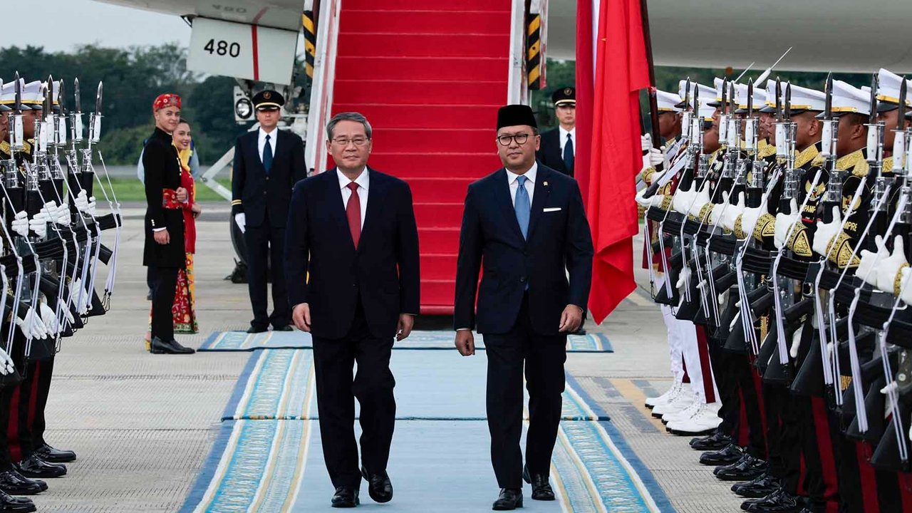 Menteri Investasi dan Hilirisasi/Kepala BKPM Rosan Roeslani menyambut kedatangan Perdana Menteri (PM) China Li Qiang, di Pangkalan Udara TNI AU Halim Perdanakusuma, Jakarta, Sabtu (24/05/2025)
