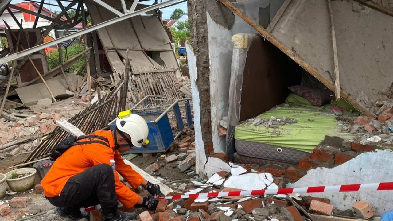VIDEO: Penampakan Bengkulu Pasca Gempa Dahsyat 6,3 M, Rekaman Penyelamatan Basarnas Potong Tiang Baja