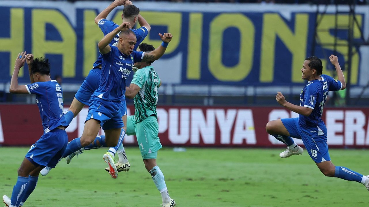 Pemain Persib Bandung melakukan selebrasi usai mencetak gol melawan Persis Solo saat laga terakhir BRI Liga 1 2024/2025 di Stadion Gelora Bandung Lautan Api (GBLA), Bandung, Jawa Barat, Sabtu (24/5/2025).