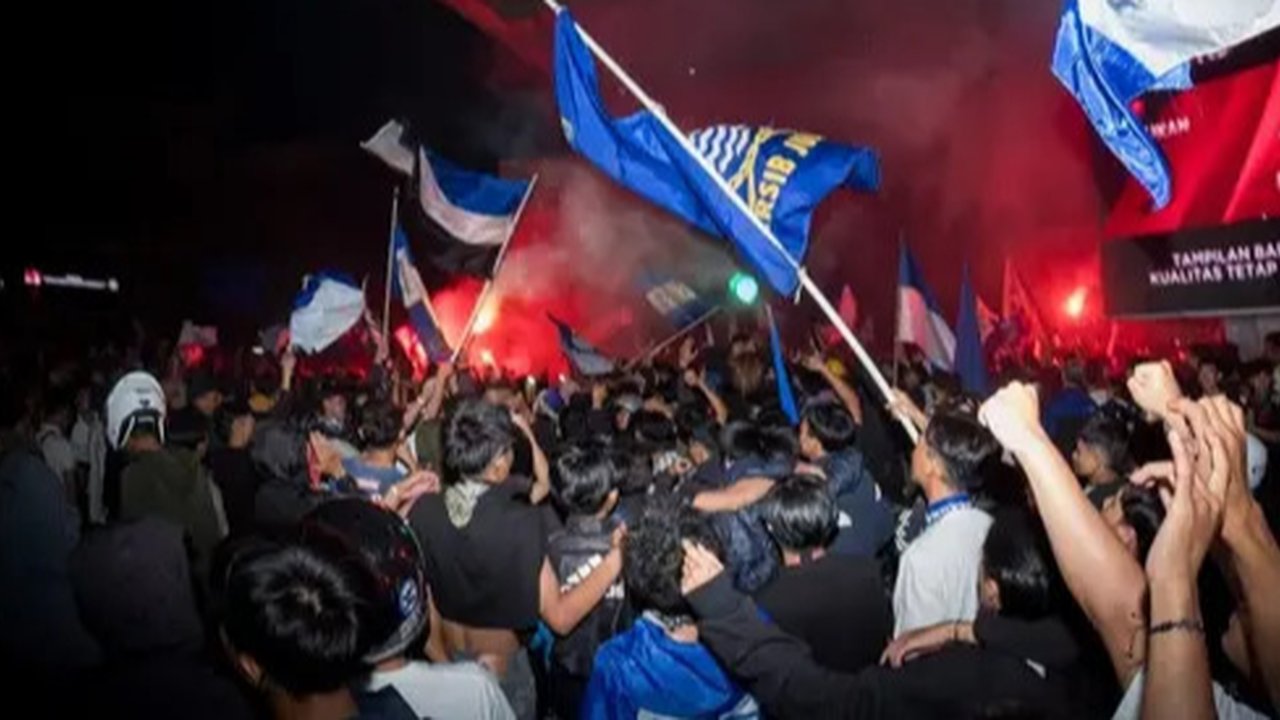 Persib Bandung menoreh sejarah dengan meraih gelar juara Liga 1 Indonesia dua musim berturut-turut, berkat konsistensi permainan, strategi matang, dan sinergi kuat antara manajemen, pemain, dan Bobotoh.