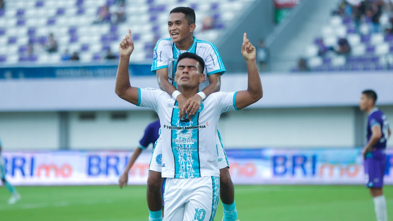 Pemain PSBS Biak, Alexandro Santos, melakukan selebrasi setelah mencetak gol ke gawang Persita Tangerang pada laga BRI Liga 1 di Stadion Indomilk Arena, Sabtu (3/5/2025) petang WIB. (Bola.com/M Iqbal Ichsan)