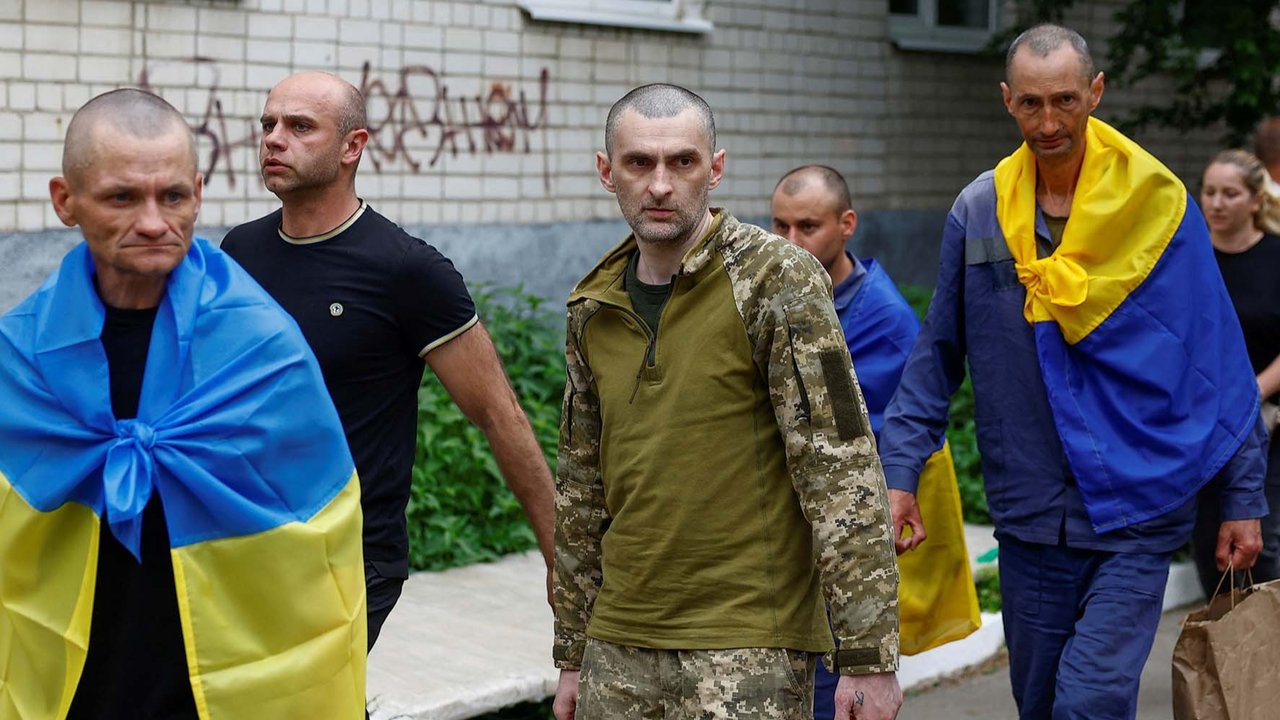 Tahanan perang Ukraina saat kembali ke negaranya setelah pertukaran tawanan perang di lokasi yang dirahasiakan di Ukraina, (24/05/2025)