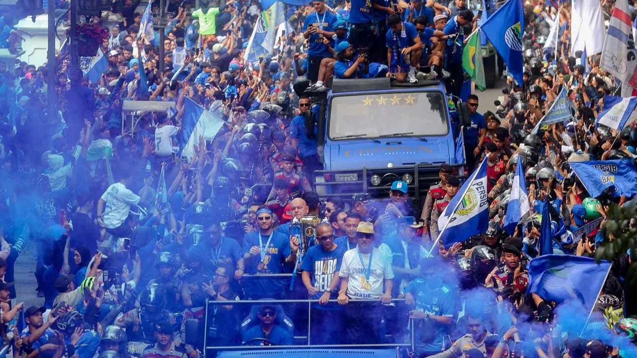 Pemain Persib Bandung melakukan pawai juara BRI Liga 1 dari Balai Kota menuju Gedung Sate, Bandung, Jawa Barat,  Minggu, (25/05/2025)..