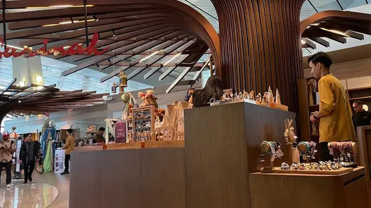 Warga memanfaatkan waktu berlibur lebaran dengan mengunjungi Sarinah Jakarta, Jumat (6/5/2022). Warga Jakarta dan sekitarnya mengisi libur Idul Fitri 1443 H untuk berjalan jalan dan berekr