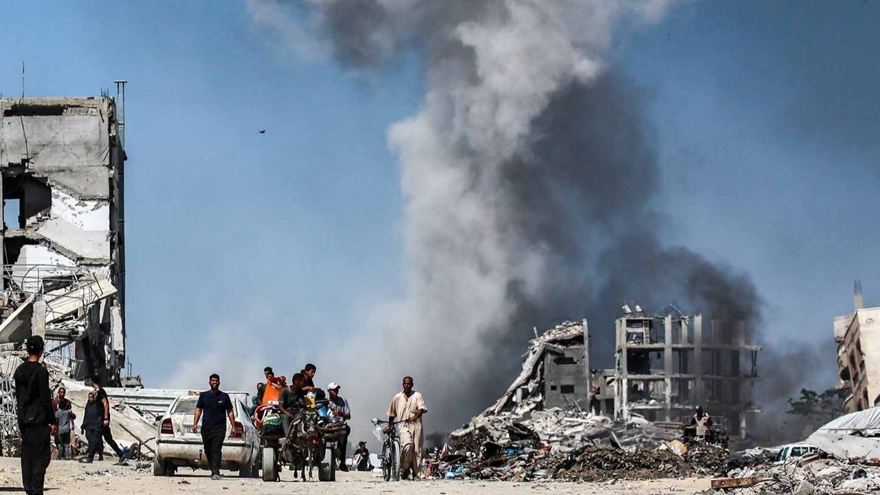 Warga  menyaksikan asap mengepul menyusul serangan udara Israel di Jabalia, di Jalur Gaza utara, Minggu (25/05/2025).
