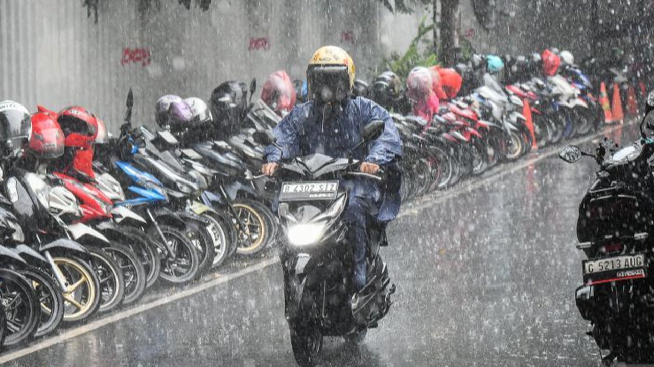 Prakiraan Cuaca: Jakarta, Bandung, Yogya Diprediksi Hujan Lebat dan Petir Senin 26 Mei 2025