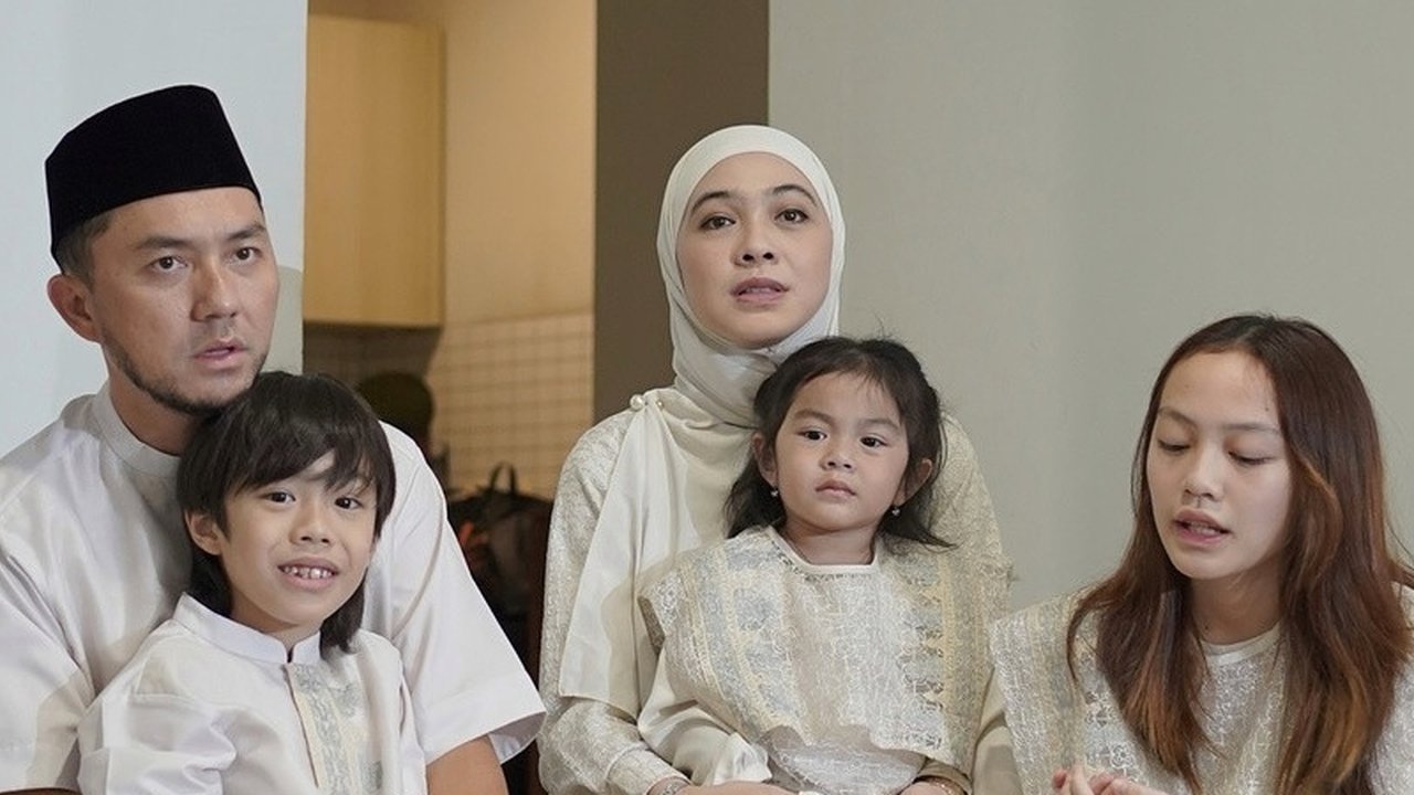 Ia dan sang istri juga meminta maaf bila ada kesalahan yang mereka lakukan. Momen ini biasa dilakukan oleh calon jamaah haji yang hendak berangkat ke Tanah Suci.