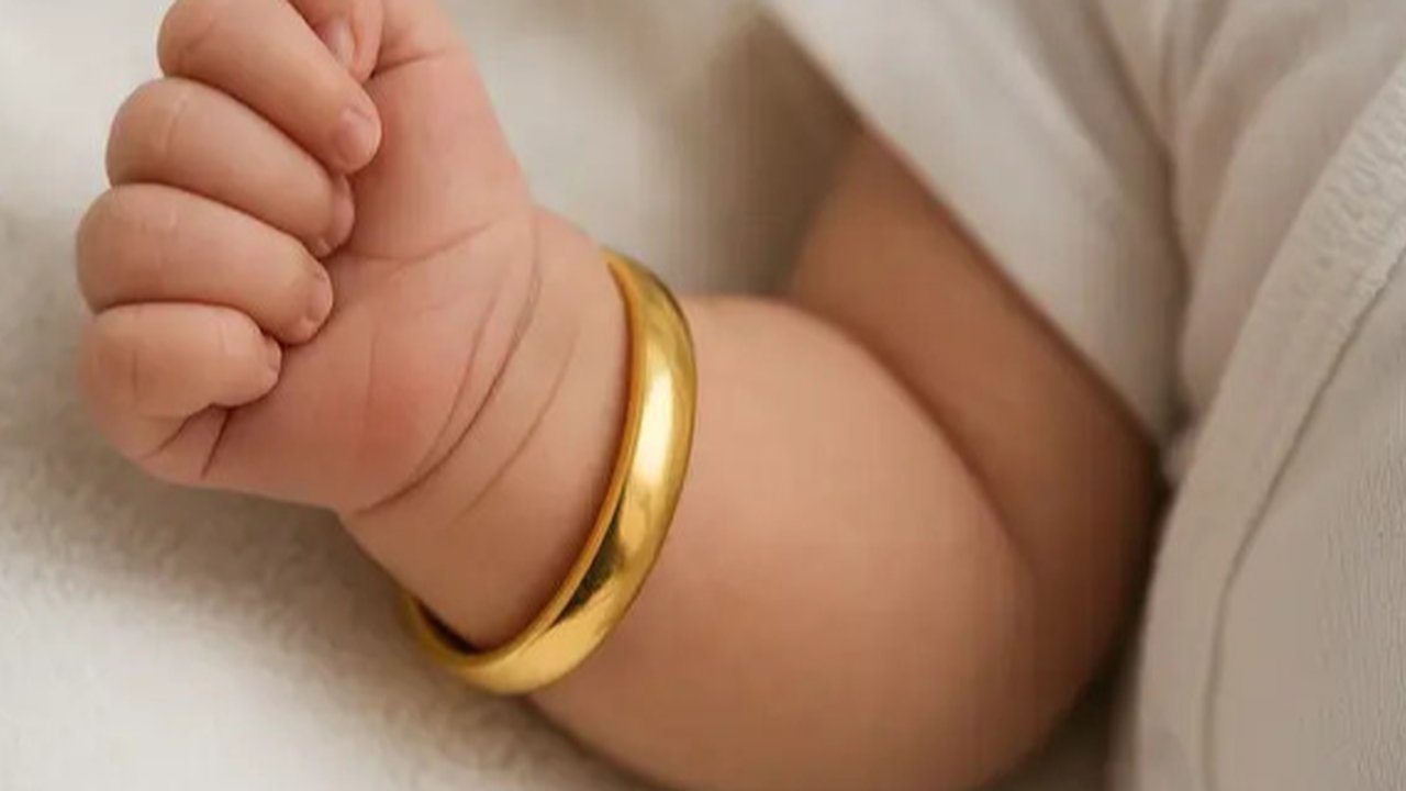 Gelang Emas untuk Bayi Baru Lahir (Foto: ChatGPT)