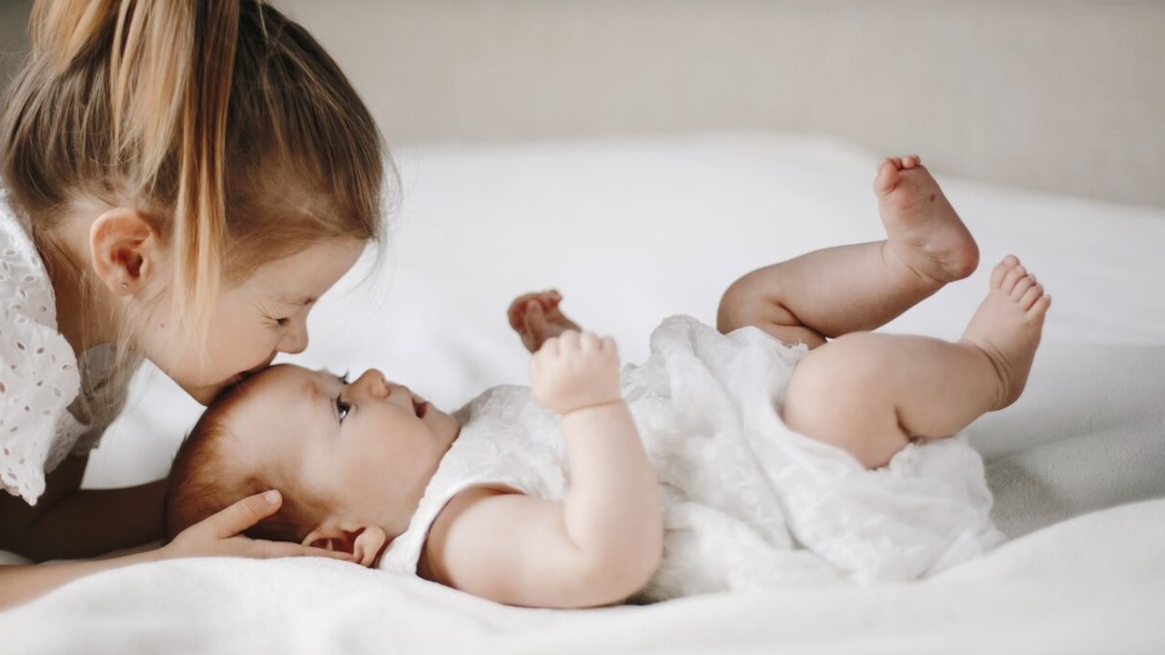 Ilustrasi Adik dan Kakak