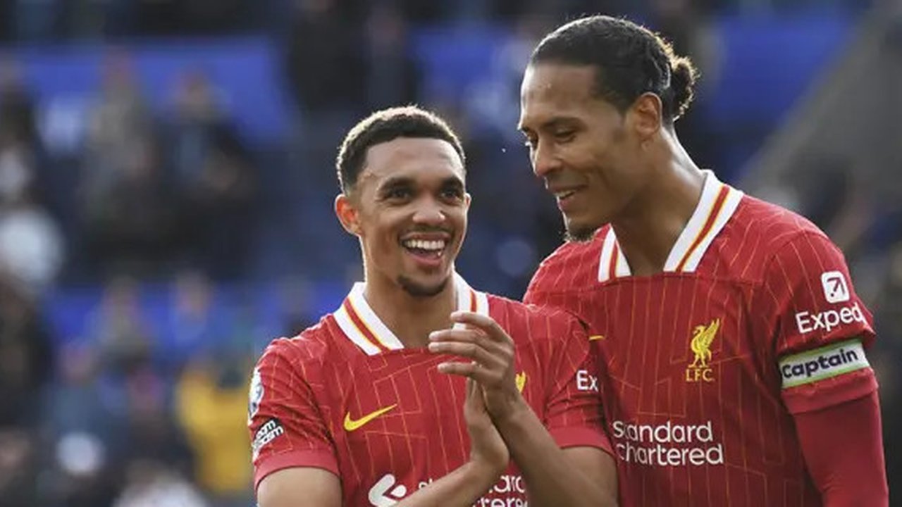 Trent Alexander-Arnold dengan trofi Premier League 2024/2025 usai laga Liverpool vs Crystal Palace, Minggu (25/05/2025). (AP/Jon Super)