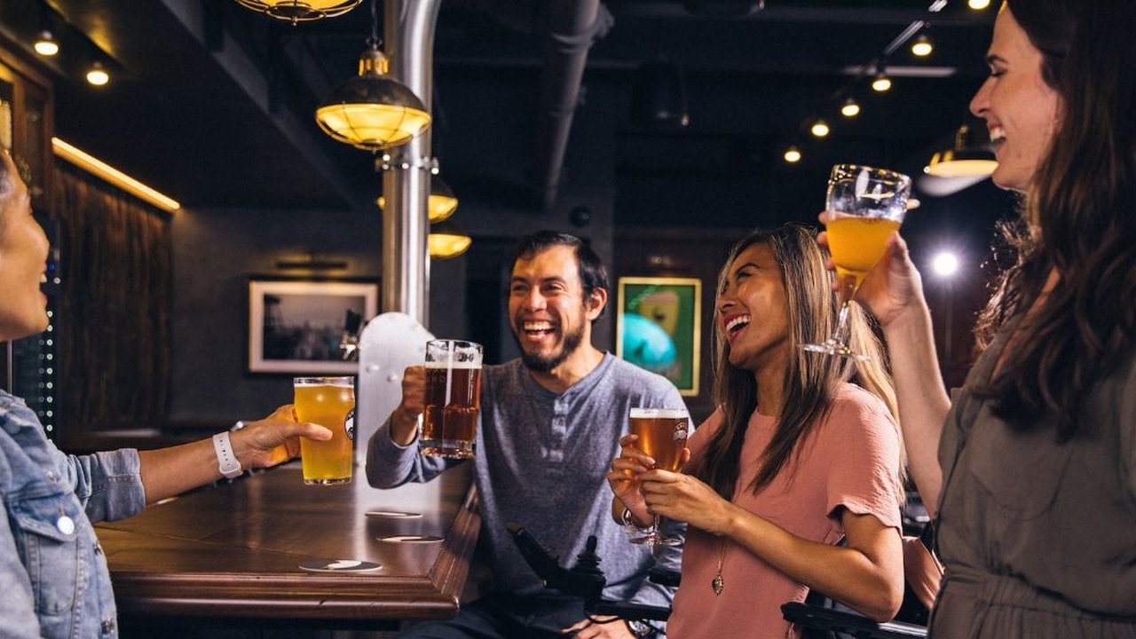 Asal Usul Ucapan “Cheers” Saat Minum yang Jarang Diketahui Banyak Orang