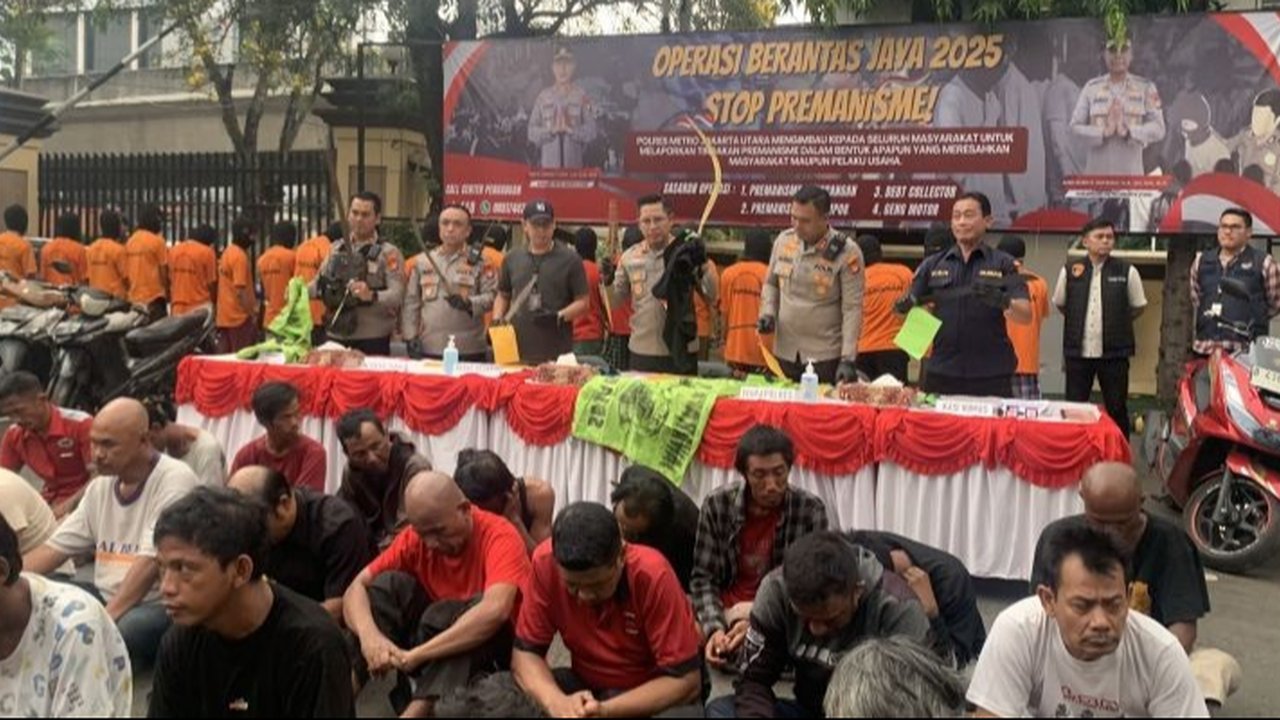 Kepolisian Resort Metro Jakarta Utara (Polrestro Jakut) berhasil menangkap 299 orang yang diduga terlibat aksi premanisme dan pemerasan dalam Operasi Berantas Jaya 2025.