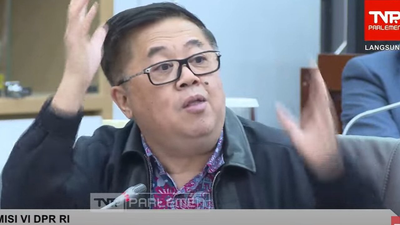 Kejaksaan Agung pertimbangkan pemanggilan Budi Arie sebagai saksi kasus judi online, menunggu keputusan JPU dan hakim terkait persidangan.