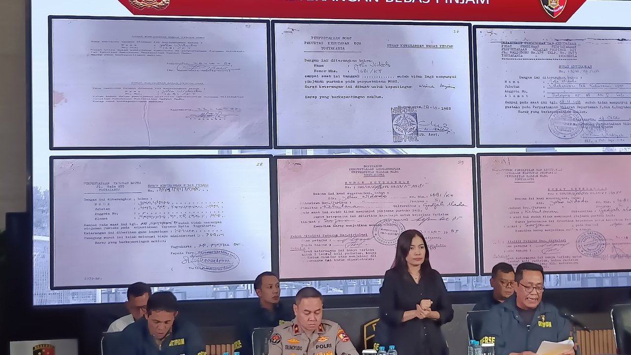 Bareskrim perlihatkan ijazah Jokowi.