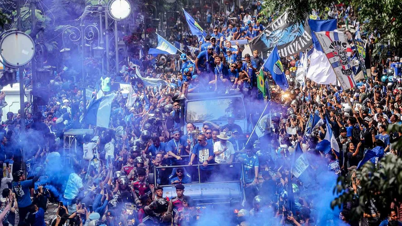 Bobotoh congkel rumput stadion GBLA