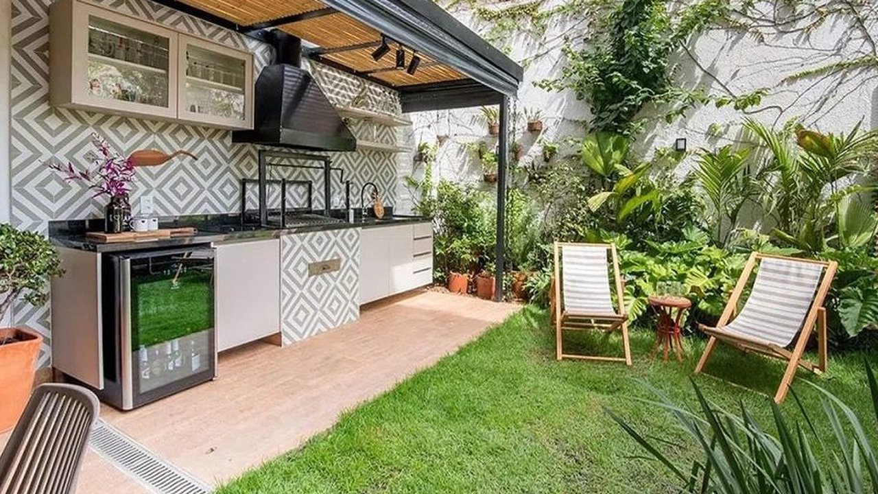 Area belakang seluas 7,5m2 x 3,5m2 disiasati Kanya dengan penggunan kitchen set yang efektif tidak memakan banyak ruang.