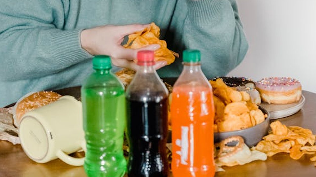 Kenapa Makanan Cepat Saji Begitu Menggoda? Ini Penjelasan Ahlinya