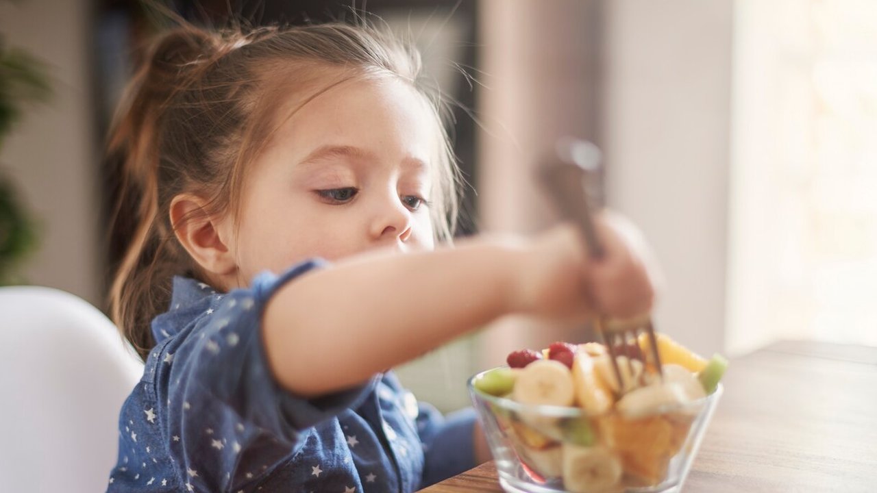 Anak Makan Buah