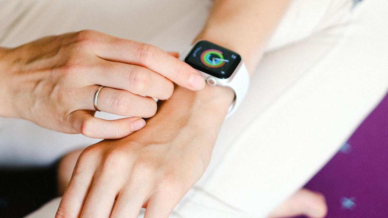 Ilustrasi Menggunakan Smartwatch