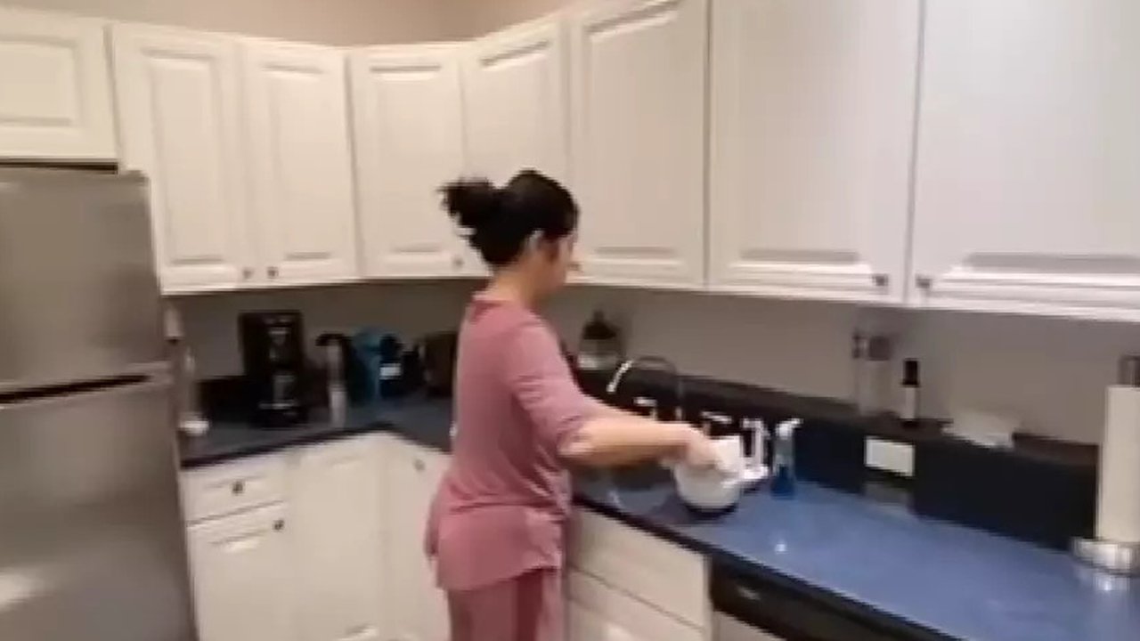 7 Potret Dapur Mewah ala Eropa Annisa Pohan, Perabotan Canggih - Mesin Pembuat Kopi Hingga Dishwasher