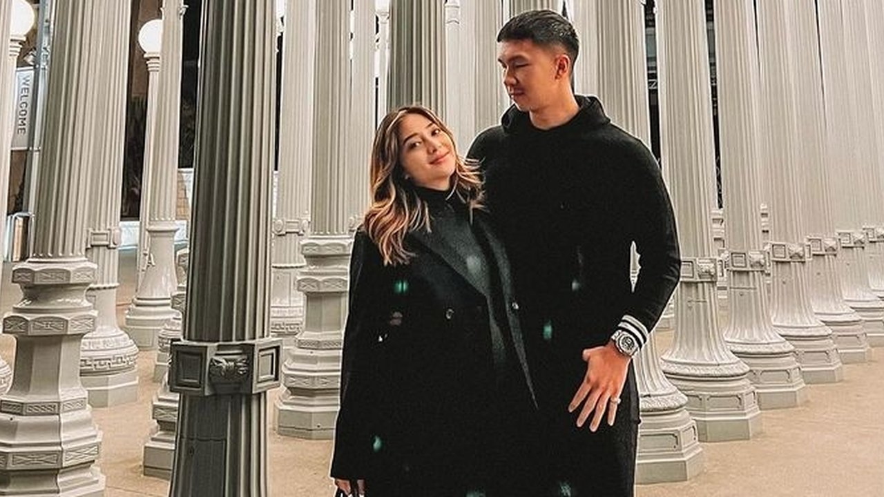 Nikita Willy mengunggah foto bareng Indra Priawan kala mereka di LA Potret ini diposting khusus untuk merayakan pertambahan usia Indra