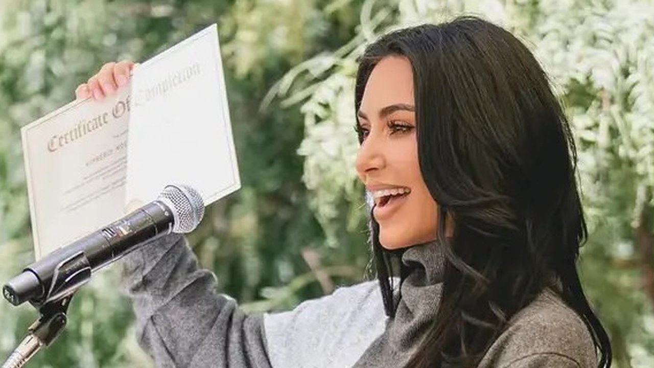Kim Kardashian saat Lulus Program Studi Hukum di Usia 44 Tahun. [@kimkardashian]