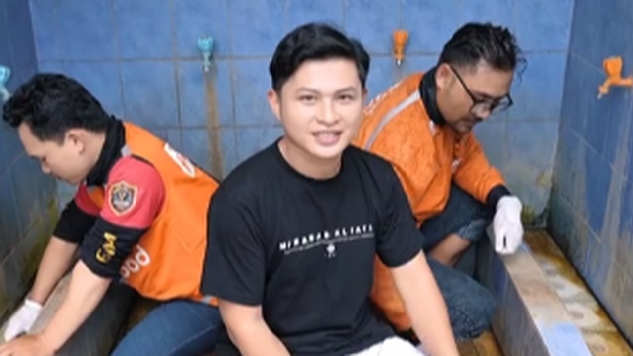 Rajin Bersihkan Masjid, Doa Pemuda Sukabumi ini Menembus Langit Sampai Diundang Langsung Kerajaan Arab Saudi buat Haji