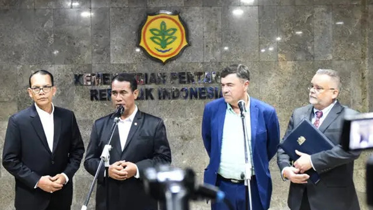 Menteri Pertanian Andi Amran Sulaiman memamerkan hasil produksi pangan Indonesia di KTT ASEAN ke-46 di Malaysia. (Dok  Instagram @a.amran_sulaiman)