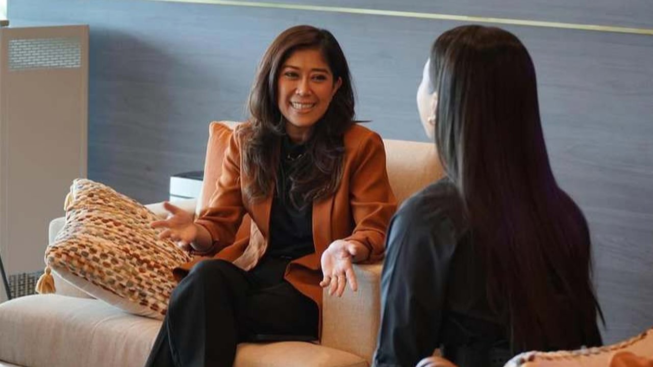 Tampak mendiskusikan sesuatu, Muetya Hafid unggah beberapa foto kebersamaannya dengan Raline Shah di akun Instagramnya. Kemungkinan, interaksi yang nyambung menjadi pertimbangan juga untuk memilih Raline sebagai staf khusus.
