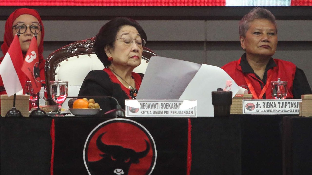 Ketua Umum PDIP Megawati Soekarnoputri menyampaikan arahan saat kegiatan pembekalan kepala dan wakil kepala daerah se-Indonesia yang memenangkan Pilkada 2024 di Sekolah Partai PDIP, Lenteng Agung, Jakarta Selatan, Jumat (16/5/2025).