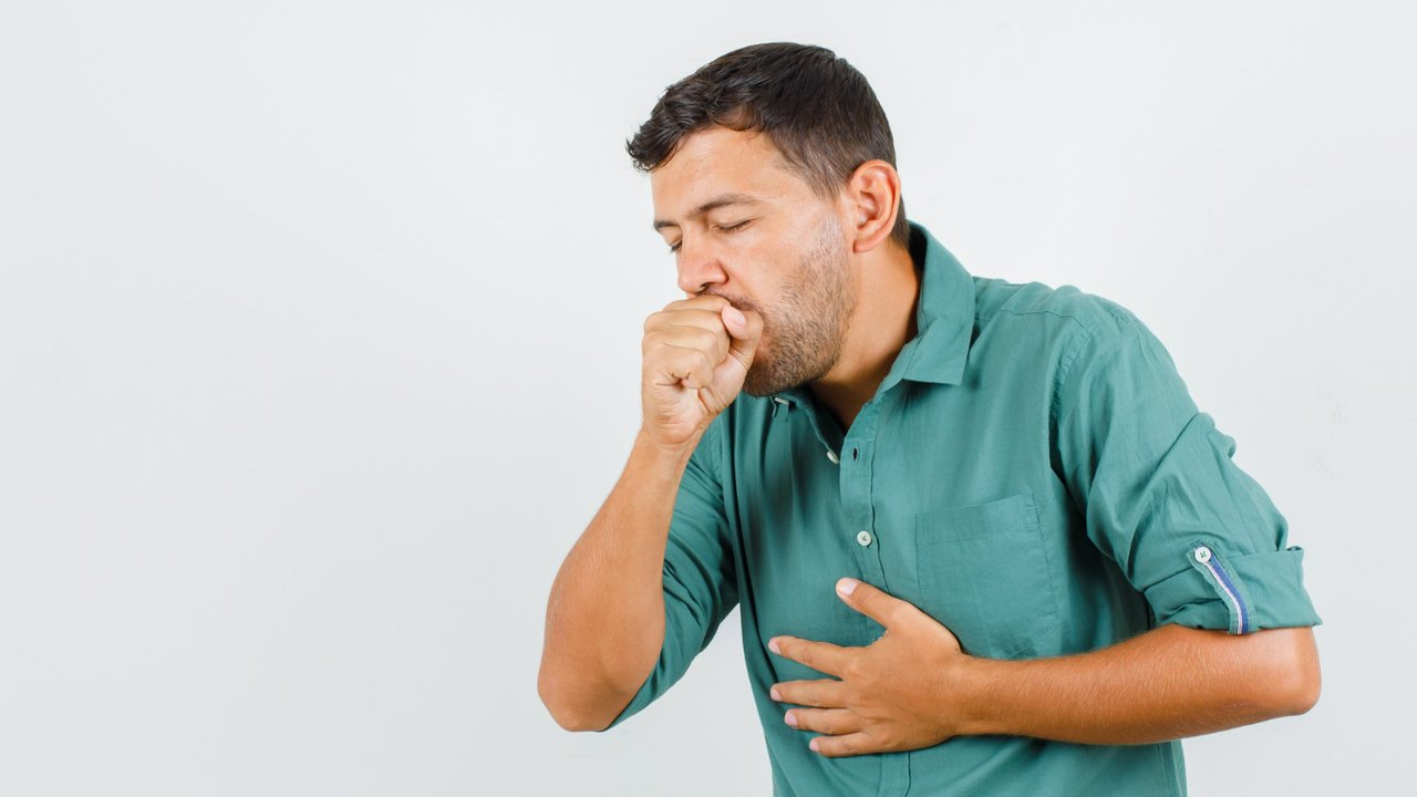 Batuk Biasa atau Gejala Pneumonia? Kenali Perbedaannya