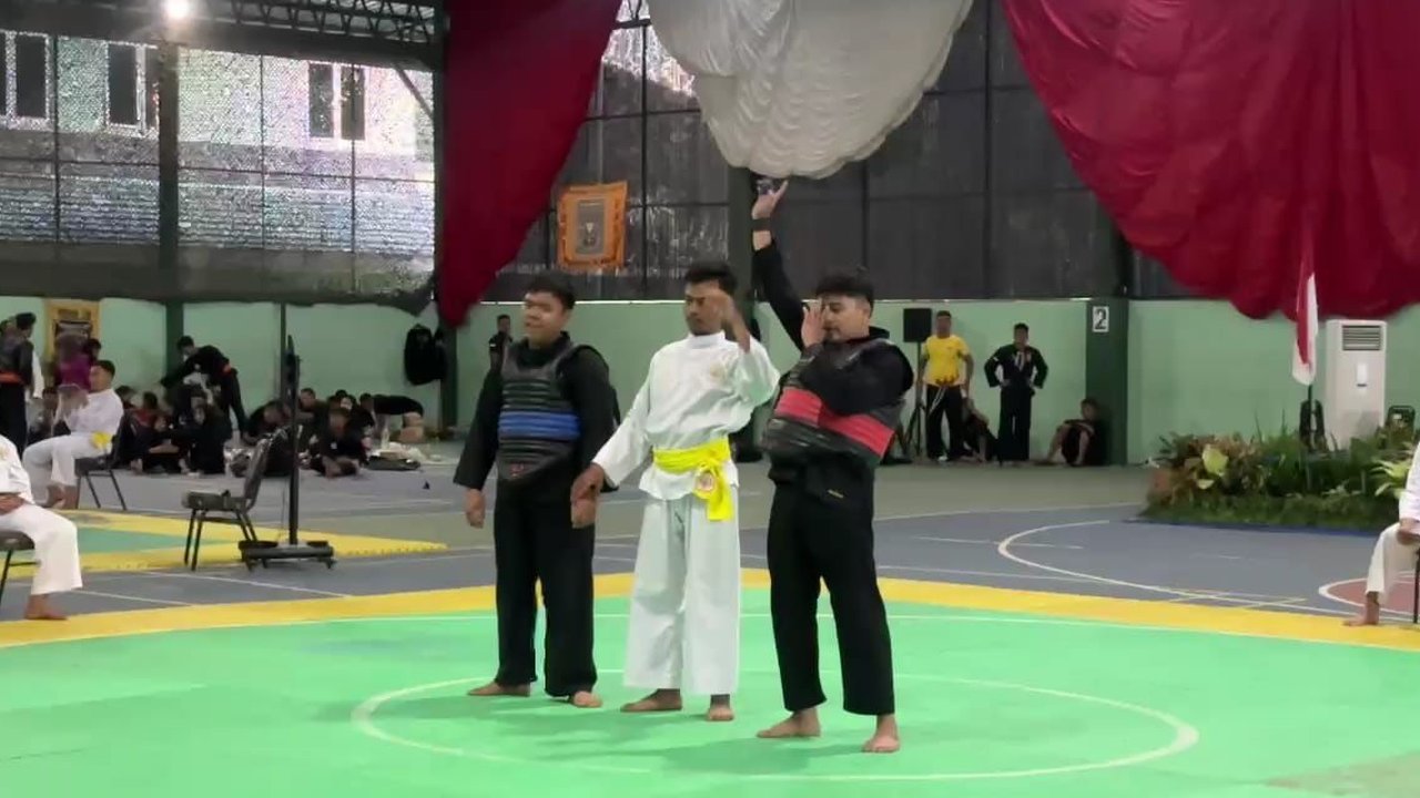 Personel Polres Lamongan Bripda Sholeh Maulana Raih Medali Emas di Pencak Silat Pangdivif 2 Cup 2025