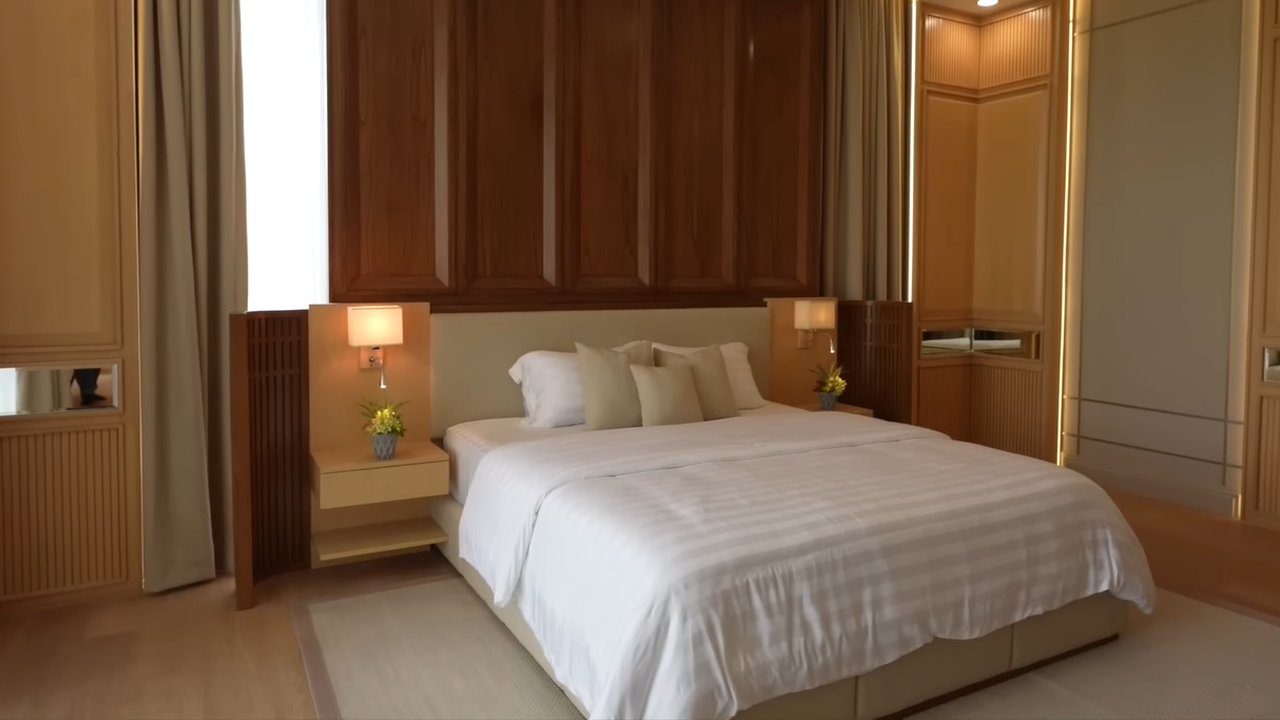 Tempat Tidur Simetris dengan Headboard Vertikal Kamar Luna Maya (©YouTube: Luna Maya)